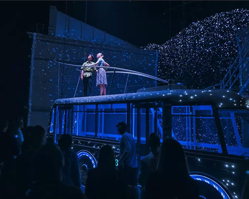 Секрет миллиона: почему зрители зажигают фонарики и плачут от счастья на спектакле о Ленинграде 80-х