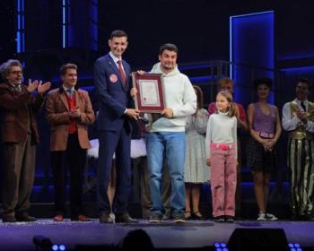 Главный редактор Книги рекордов лично прибыл в МДМ, чтобы вручить диплом легендарной постановке