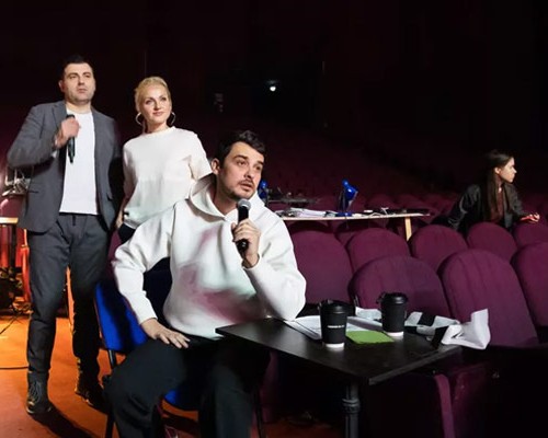 Без права на грусть: почему постановка о 80-х стала гимном оптимизму и как этого добивались создатели